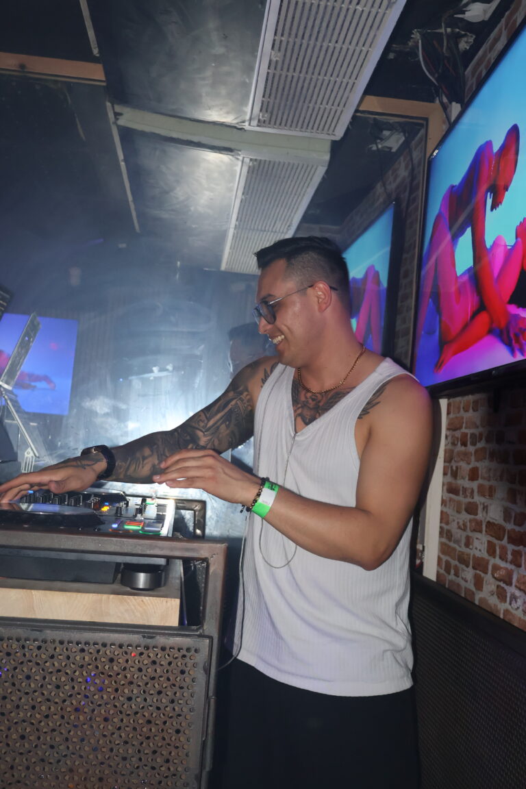 Ambiente y clientes de Forajido Bar & Disco
